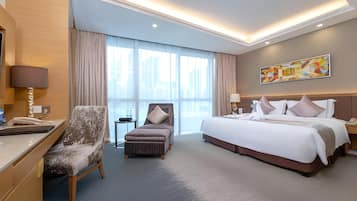 Minibar, caja de seguridad en la habitación y escritorio