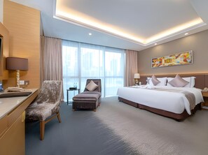 Minibar, caja de seguridad en la habitación y escritorio 