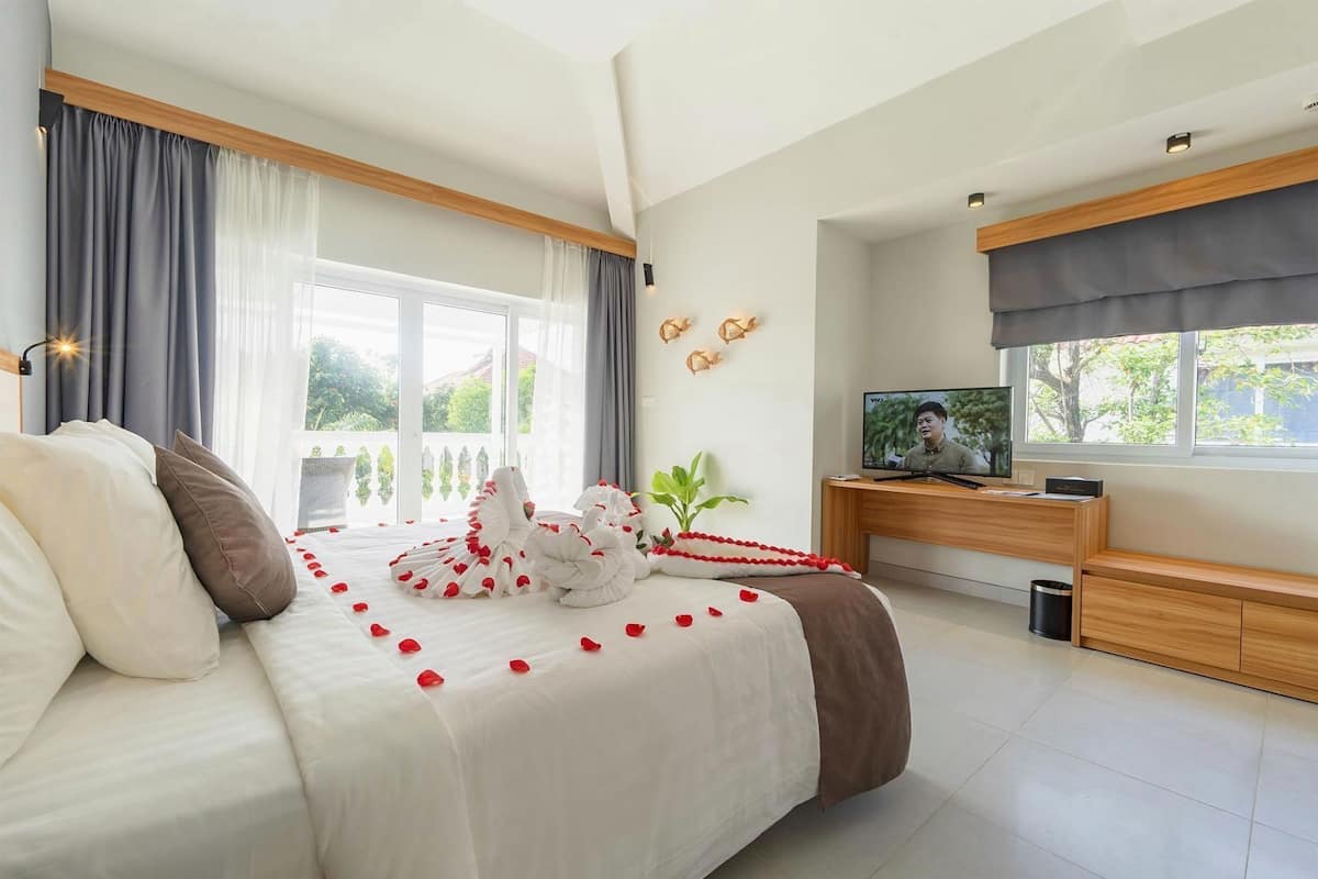 Minibar, in-room safe, desk, blackout curtains