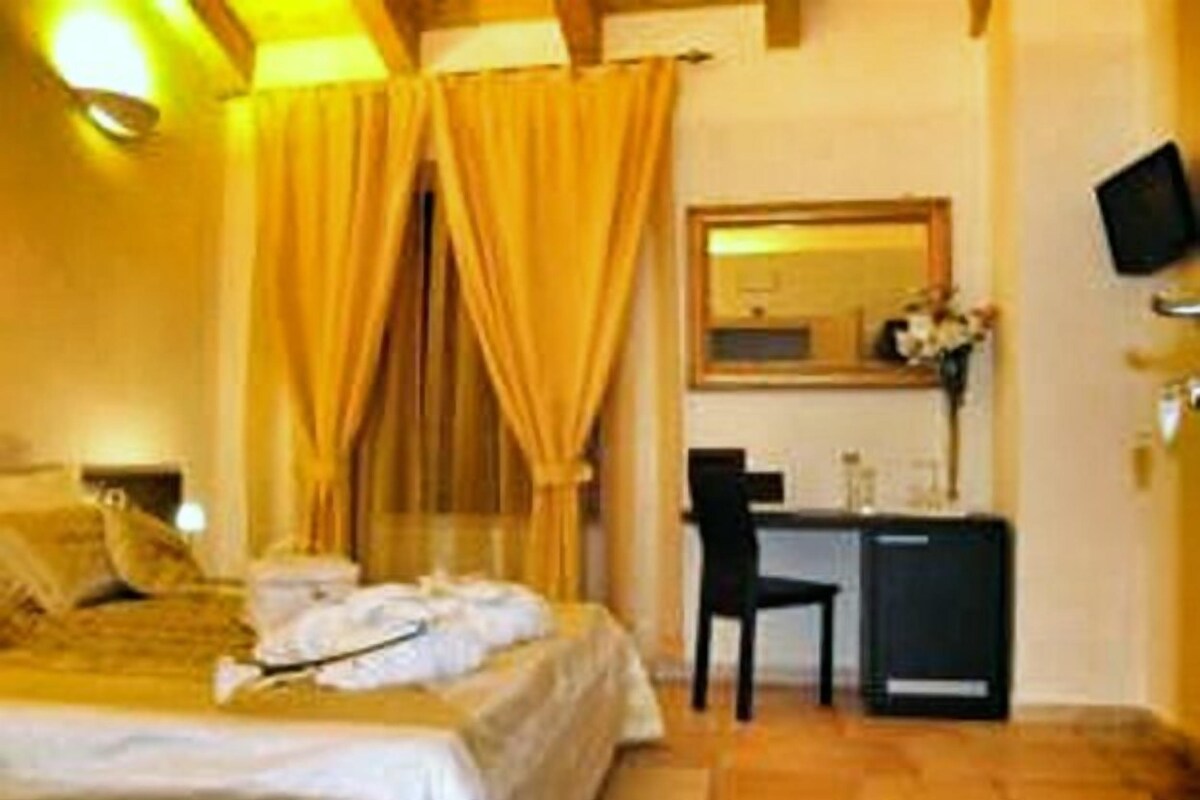 Double Room | Minibar, desk, blackout drapes, soundproofing