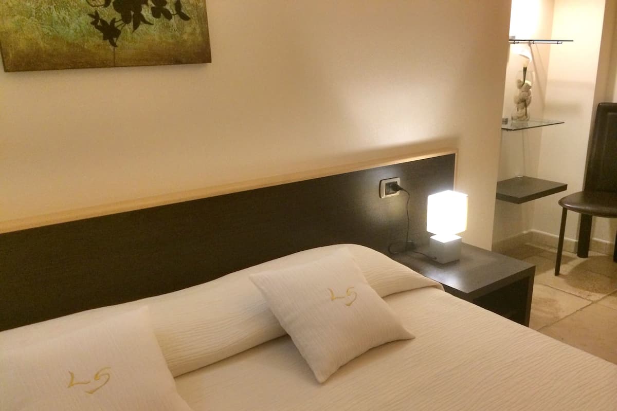 Doppelzimmer | Minibar, Schreibtisch, Verdunkelungsvorhänge, schallisolierte Zimmer