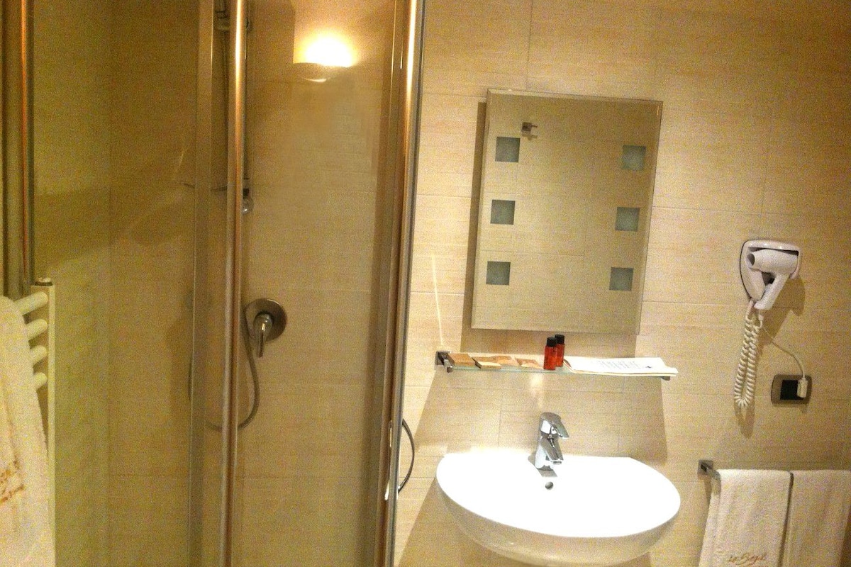 Dusche, Regendusche, kostenlose Toilettenartikel, Haartrockner