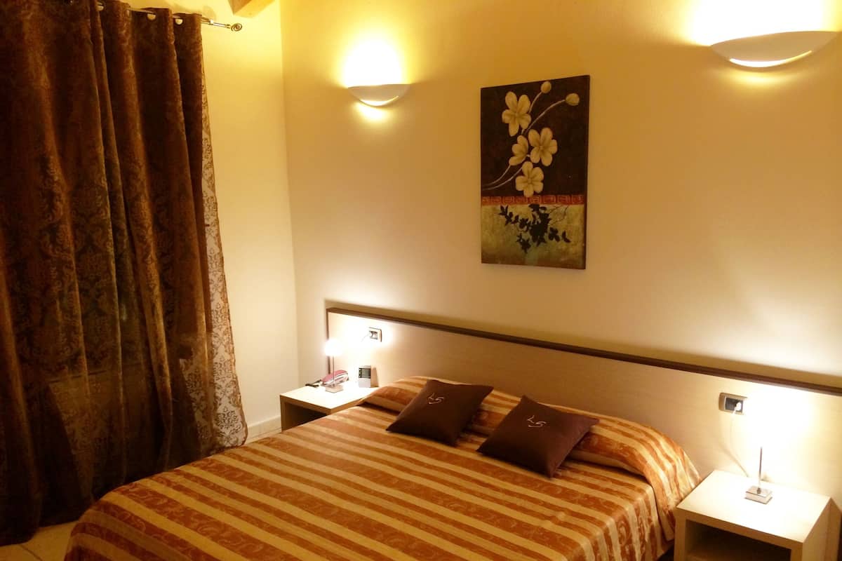 Doppelzimmer | Minibar, Schreibtisch, Verdunkelungsvorhänge, schallisolierte Zimmer