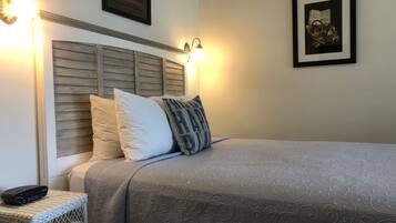 First Floor Bay View Queen Room with Patio  | Free WiFi, bed sheets