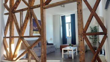 Appartement Supérieur, 3 chambres (3 Twin Rooms, 1 Sofa Bed) | Coin séjour | Télévision LCD