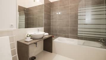 Apartamento superior (3 Twin Bedrooms) | Banheiro | Chuveiro/banheira combinados, produtos de toalete grátis