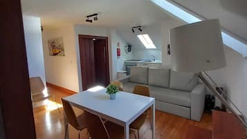 Appartement, 2 chambres | Coin séjour | Télévision LCD