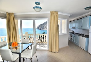 Superior-Apartment, 3 Schlafzimmer | Wohnzimmer | 40-Zoll-LED-Fernseher mit Satellitenempfang, Fernseher