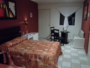 Dubbelrum | Vardagsrum | 32-tums platt-tv med kabelkanaler och tv