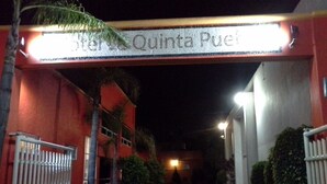 Entrada de hotel con un letrero que dice "Hotel Quinta Puel".