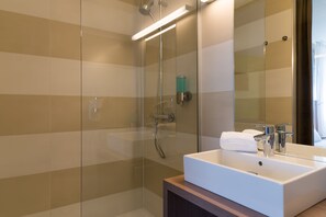 Een douche, een haardroger, handdoeken
