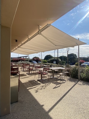 Terrace/patio - The Originals City, Hôtel Ecoparc (Saint-Aunes)