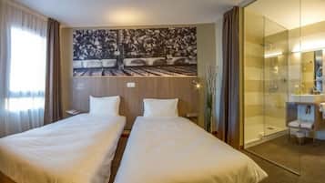 Quarto duplo | Cofres nos quartos, escrivaninha, quartos à prova de som