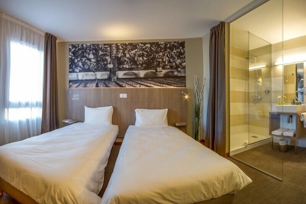 Quarto duplo | Cofres nos quartos, escrivaninha, quartos à prova de som