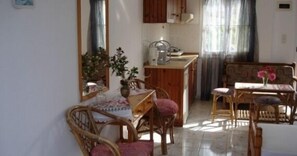 Refrigerador, placa de cocina, cafetera/tetera, tetera/pava eléctrica