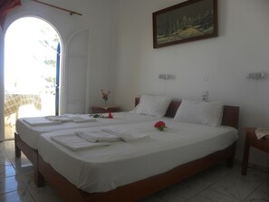 Escritorio, sistema de insonorización y tabla de planchar con plancha