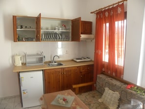 Fridge, stovetop, coffee/tea maker, electric kettle