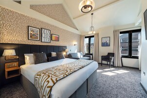 Deluxe King Room | Individually decorated, desk, soundproofing, cribs/infant beds