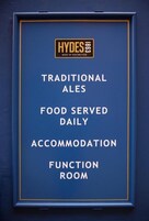Un letrero con el logotipo HYDES 1863, que enumera servicios como cervezas tradicionales, comidas diarias, alojamiento y una sala de eventos.