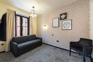 Habitación doble Deluxe (Deluxe Suite) | Área de sala de estar | Televisión de pantalla plana de 40 pulgadas con canales digitales