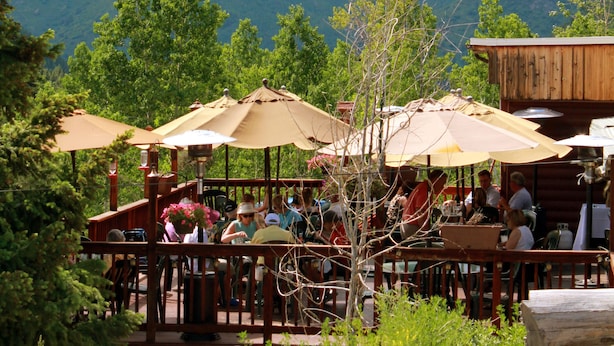 A restaurant with outdoor seating overlooking a mountainous landscape. - Silver Fork Lodge and Restaurant (Brighton)