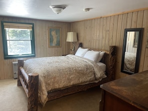 Deluxe-huone, 1 keskisuuri parisänky | Yksilöllisesti sisustettu, yksilöllisesti kalustettu