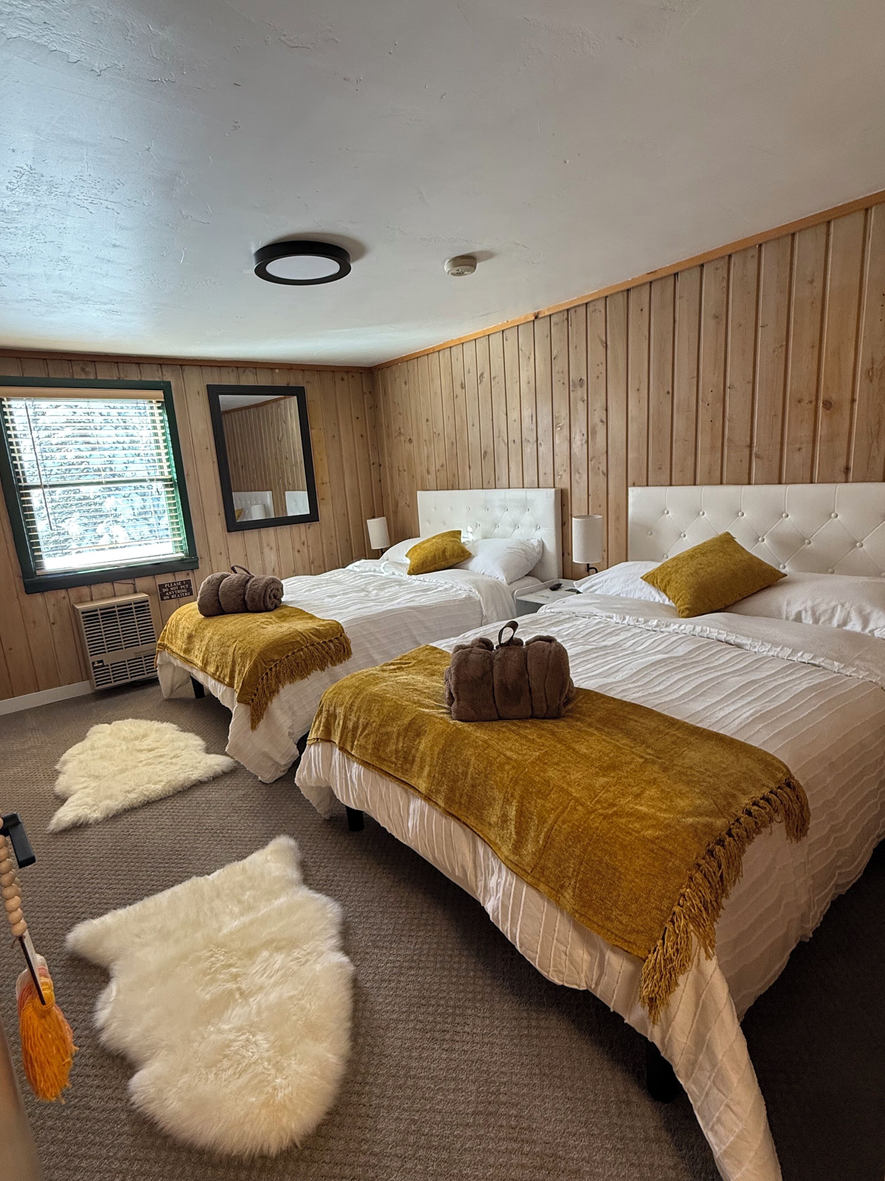 Quarto luxo, 2 camas de casal | Ferros/tábuas de passar roupa, Wi-Fi de cortesia