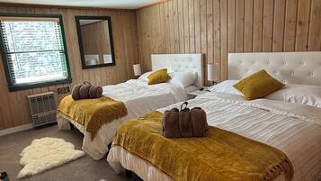 Quarto luxo, 2 camas de casal | Ferros/tábuas de passar roupa, Wi-Fi de cortesia