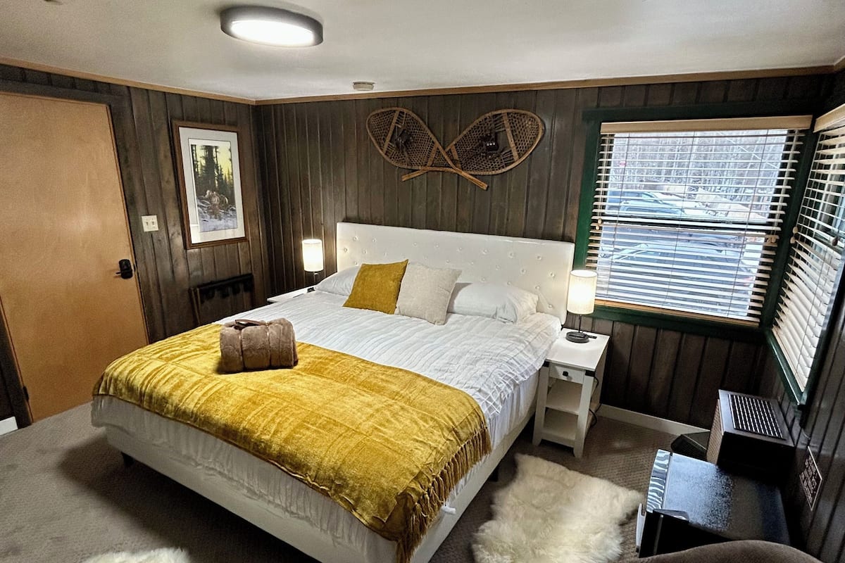 Deluxe Room, 1 King Bed | Individually decorated, individually furnished, iron/ironing board