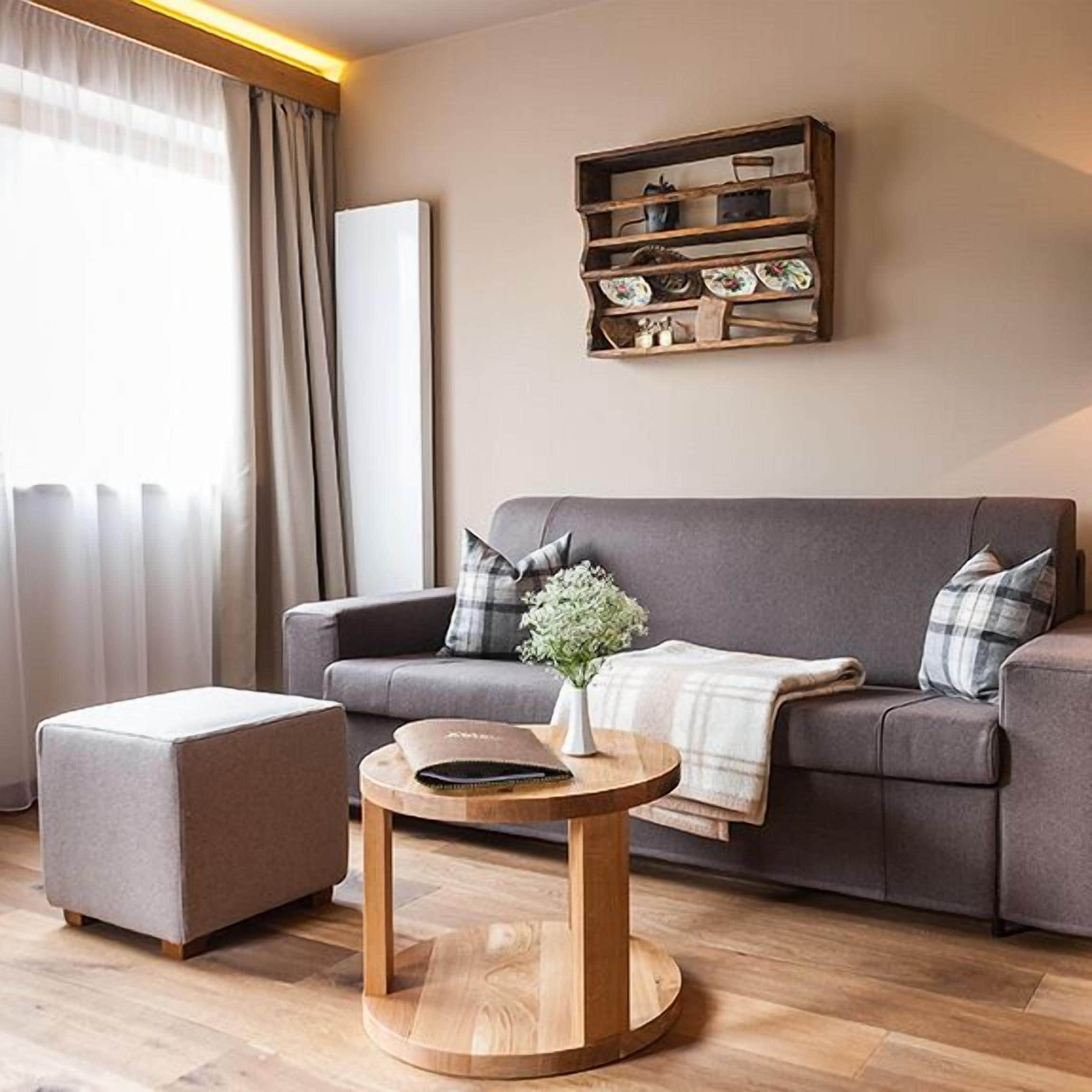 suite | living area | flat-screen tv