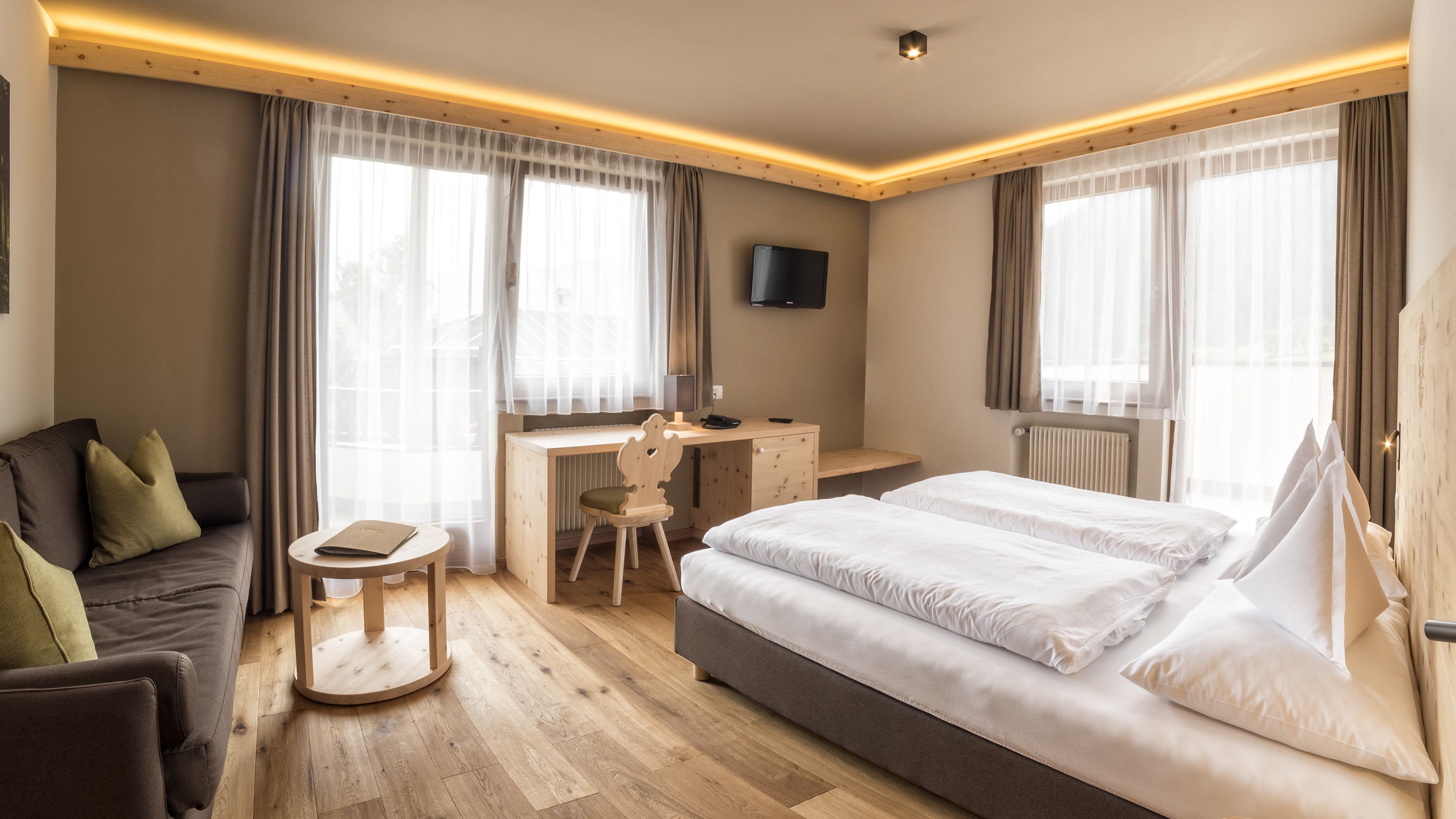 standard double room | in-room safe, desk, free cots/infant beds, rollaway beds