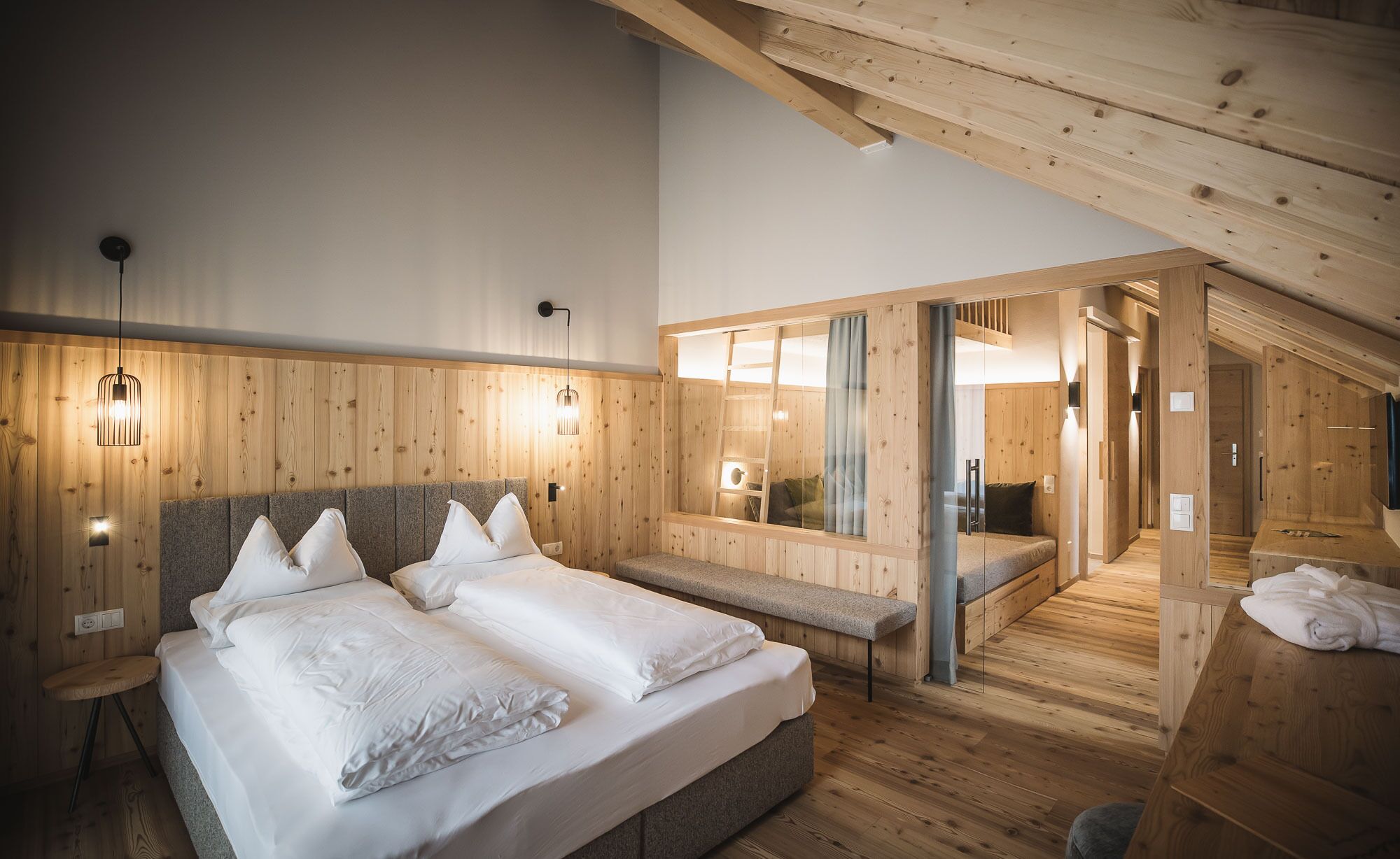 客房内保险箱、办公桌、免费婴儿床、折叠床/加床（额外收费）