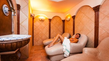 Sauna, Whirlpool, Dampfbad, Warmsteinmassagen, Körperpeelings