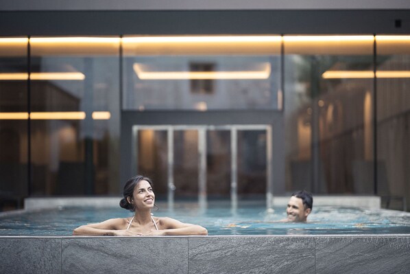 Una piscina techada, una piscina al aire libre