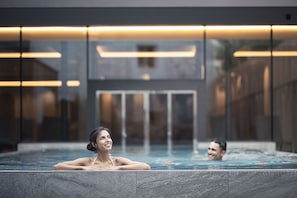 Una piscina cubierta, una piscina al aire libre