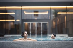 Una piscina techada, una piscina al aire libre