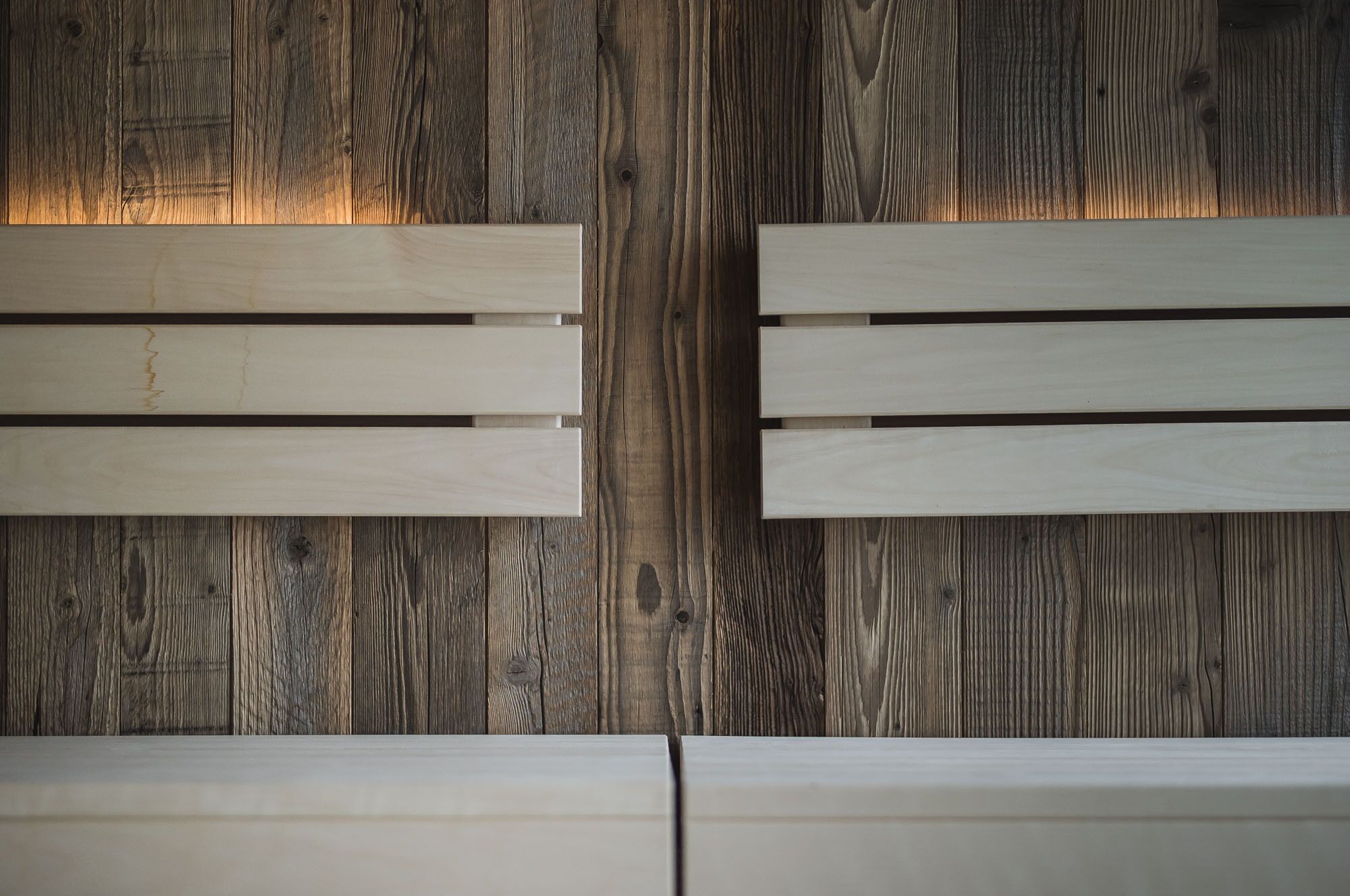 Pared de madera con tablones horizontales.