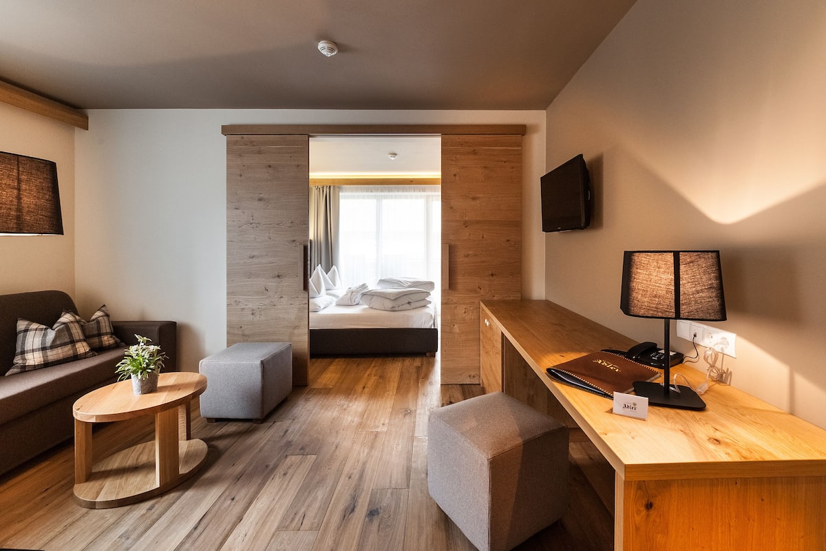 Suite | In-room safe, desk, free cribs/infant beds, rollaway beds