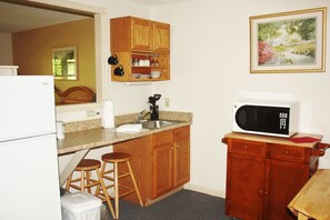 Studio, 1 King Bed with Sofa bed, Non Smoking | Private kitchenette | Microwave