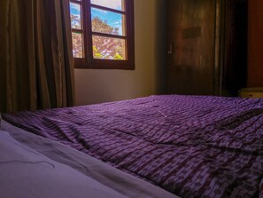Habitación Deluxe doble | Escritorio, camas supletorias, wifi gratis y ropa de cama