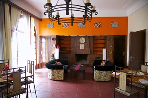 2 bars/lounges - Discover Rwanda Gisenyi Beach (Gisenyi)