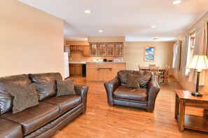 Skrivebord, strykejern/-brett og sengetøy