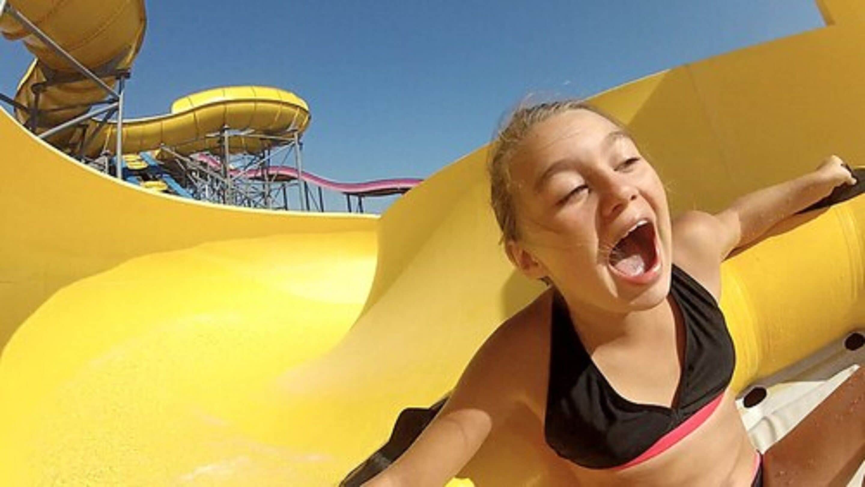 Une personne sur un toboggan aquatique jaune.