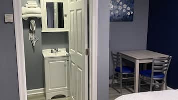 Standard King Non Smoking | Bathroom | Free toiletries, hair dryer, towels, soap
