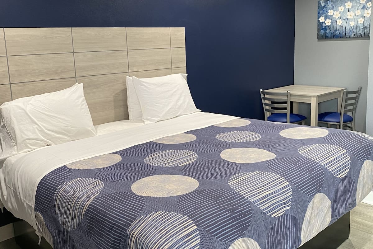 Cortinas blackout, wifi gratis y ropa de cama