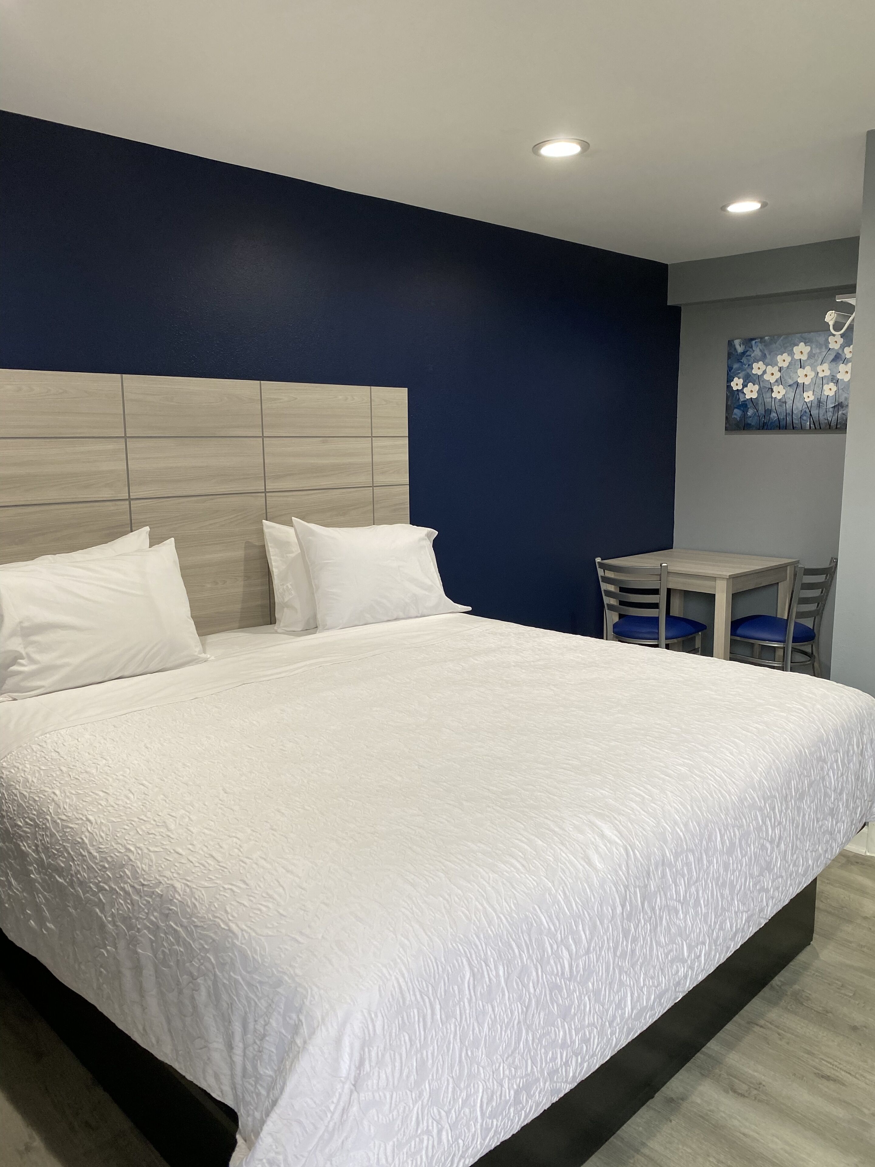 Single Queen Non Smoking | Cortinas blackout, wifi gratis y ropa de cama 