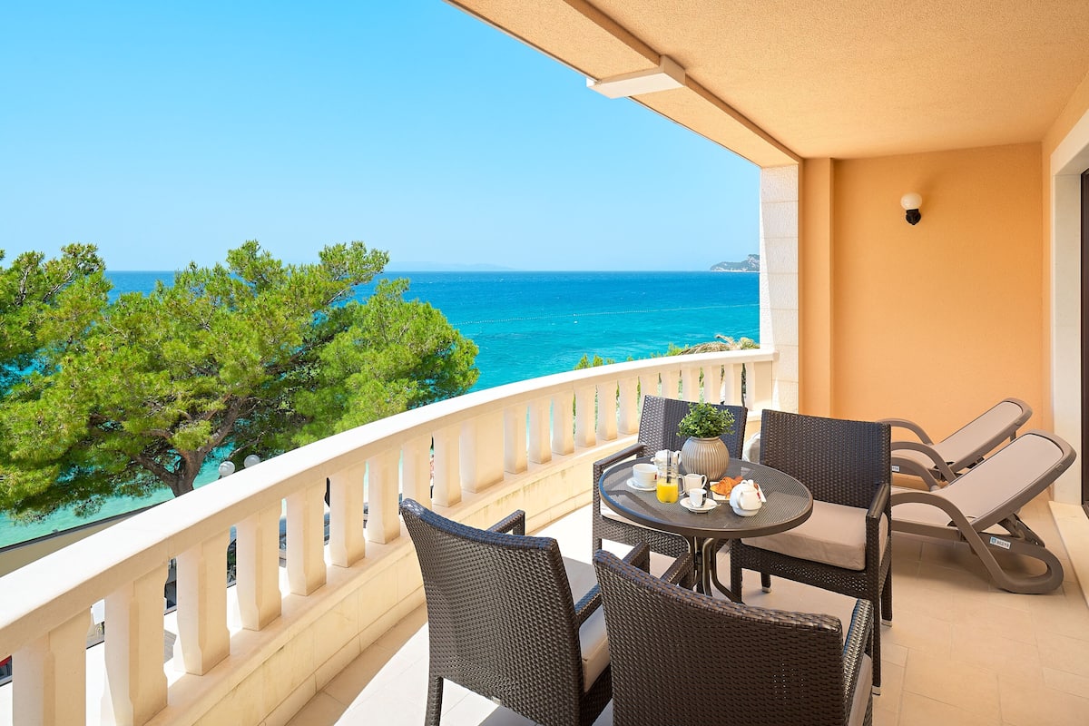 Suite junior, Terraza, vista al mar | Minibar, caja de seguridad en la habitación, escritorio y cunas