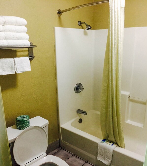 Combined shower/bathtub, free toiletries, hair dryer, towels - Econo Lodge Mansfield (Mansfield)