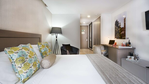Sengetøy av topp kvalitet, senger med Select Comfort-madrass og minibar