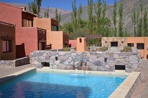 Piscine extérieure, parasols de plage, chaises longues